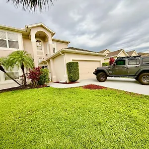  Holiday home Grand Family House With Private Pool Near Parks